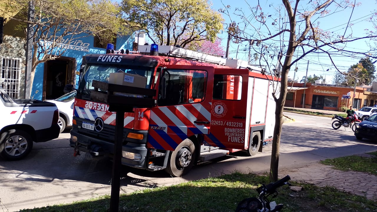 Caos en el centro de Funes: un auto tuvo una pérdida de GNC y el tránsito estuvo cortado por los Bomberos